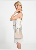 【GUESS】★BRIGITTA かご TOTE BAG ★韓国人気★ポーチ付き★ Brigitta Woven Mini Tote | GUESS