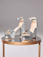 Seton Embossed Heels | GUESS