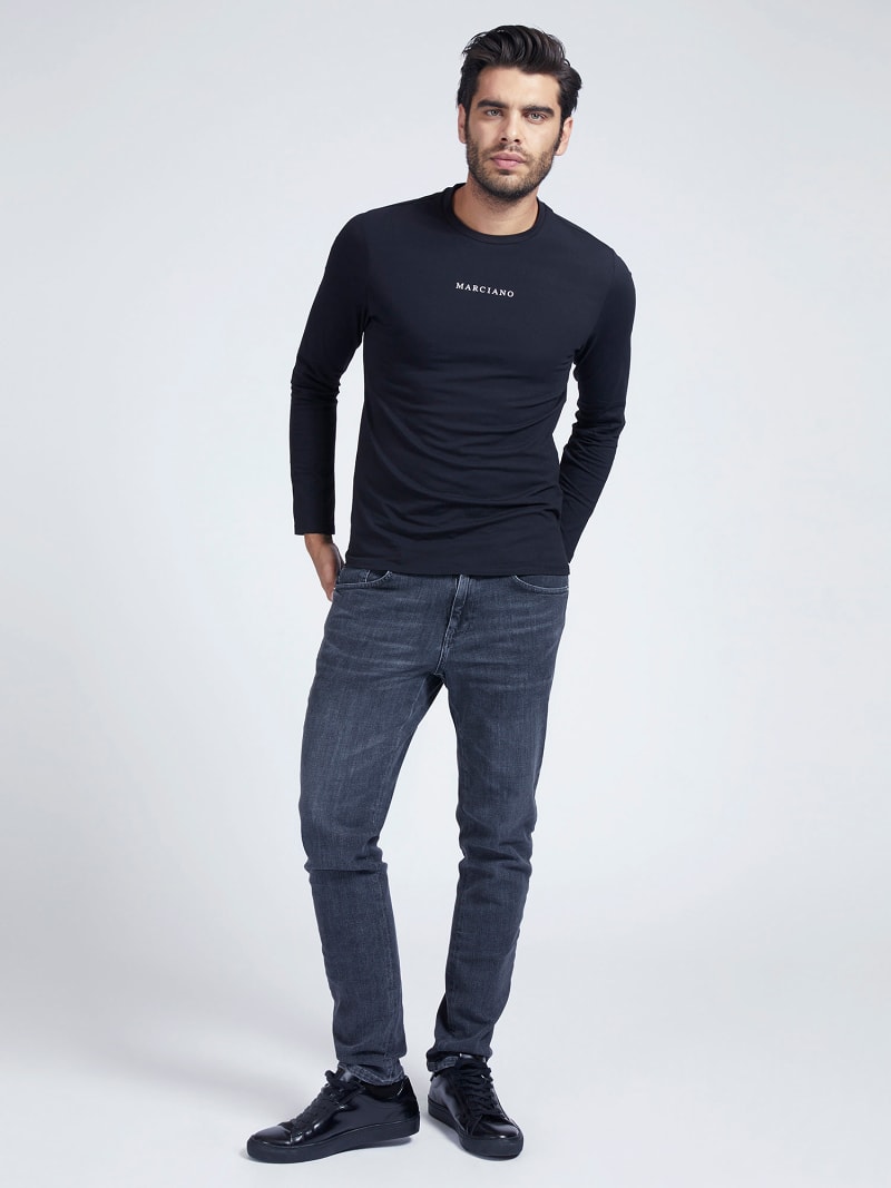T Shirt Logo Frontale Marciano Shop Online Ufficiale Guess Foto frontale di un'atleta perplessa che tocca le sue labbra. guess