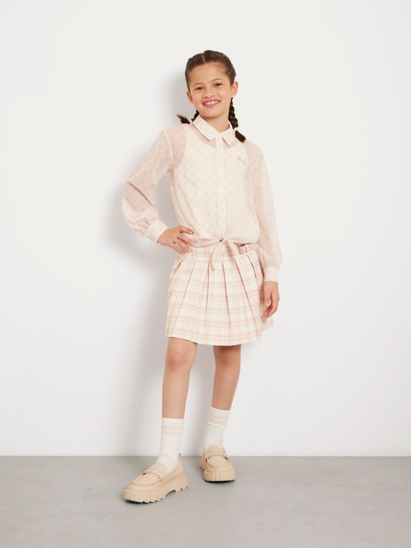 Fille en mini jupe plissée cheap