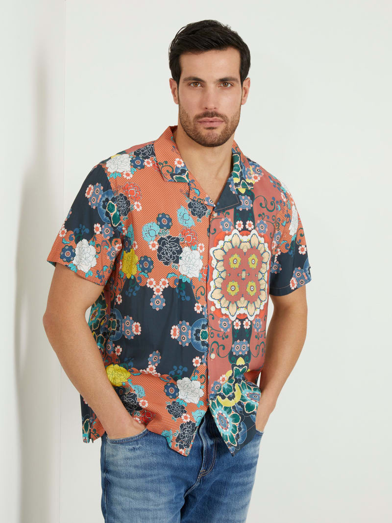 Camisa com padrão floral