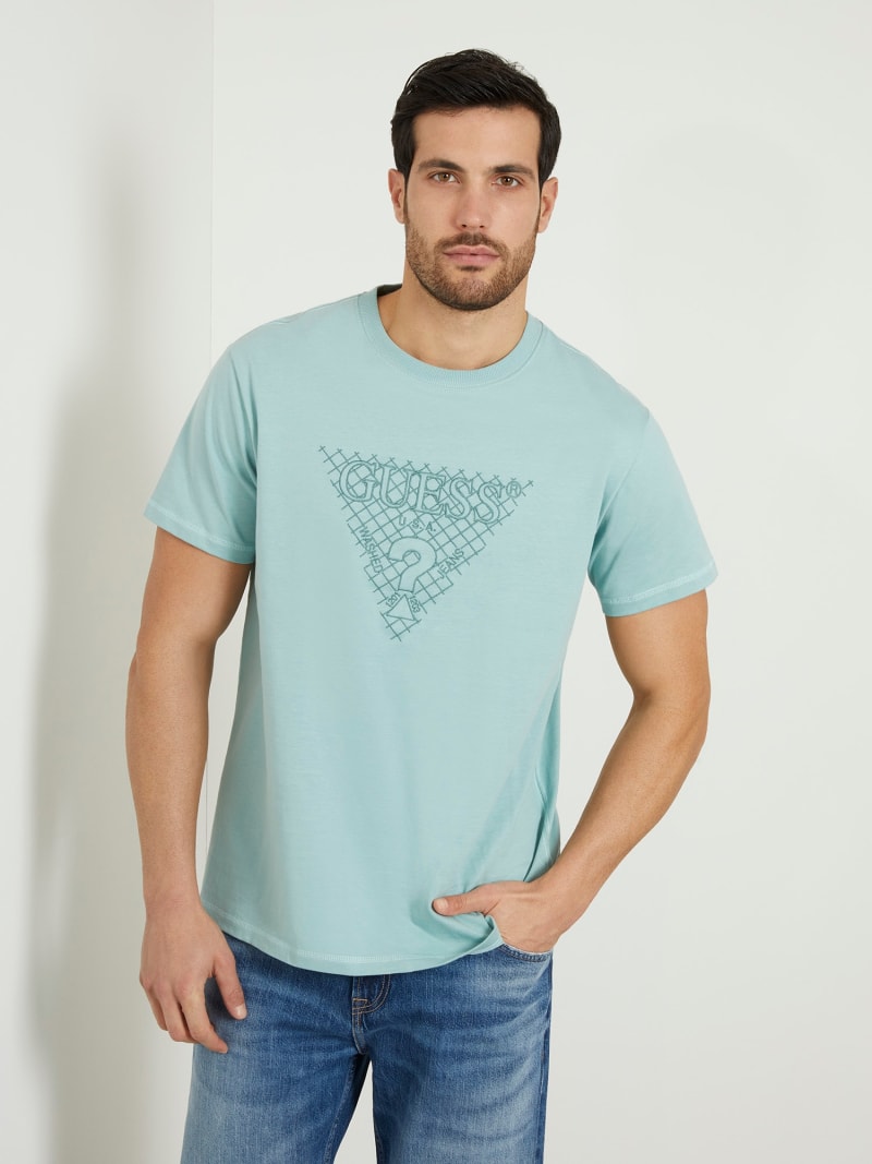 T-shirt com logótipo triângulo bordado