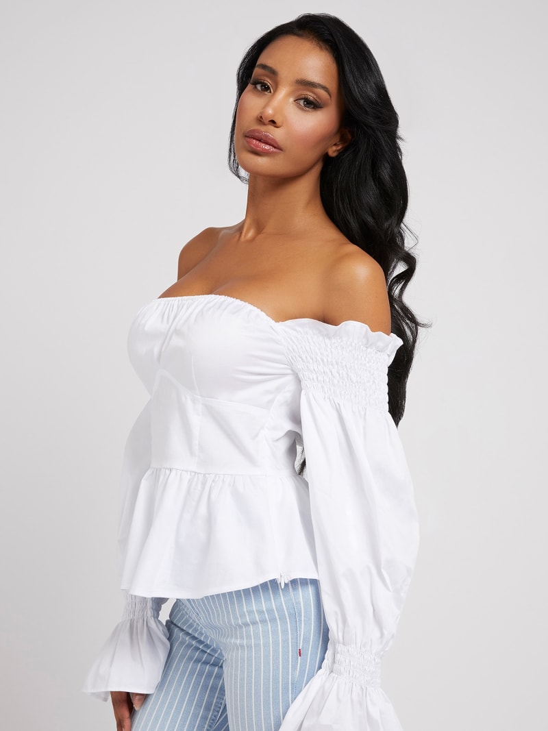 Outfit mit weißer Off-Shoulder Bluse und Gucci Gürtel mit Doppel G