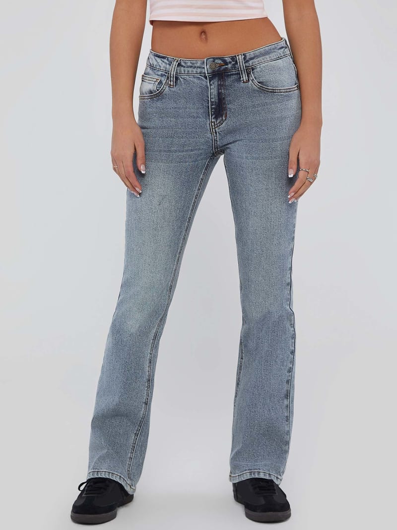 Слегка расклешенные джинсы с завышенной талией