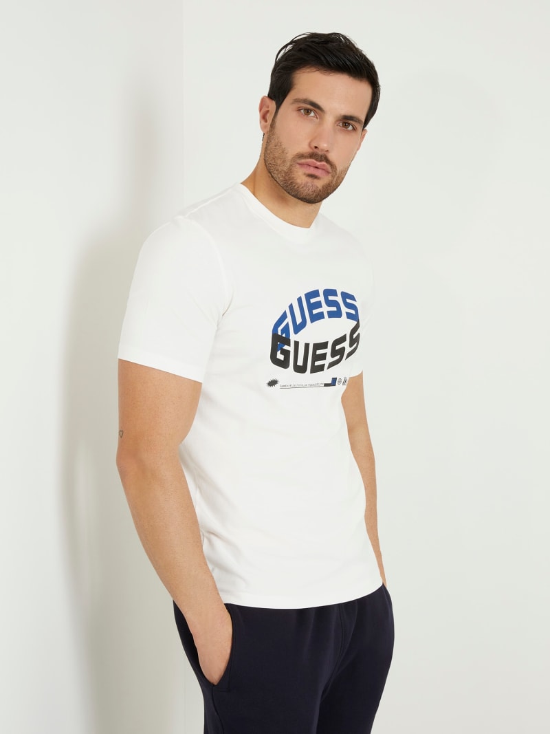 White guess logo t shirt hotsell