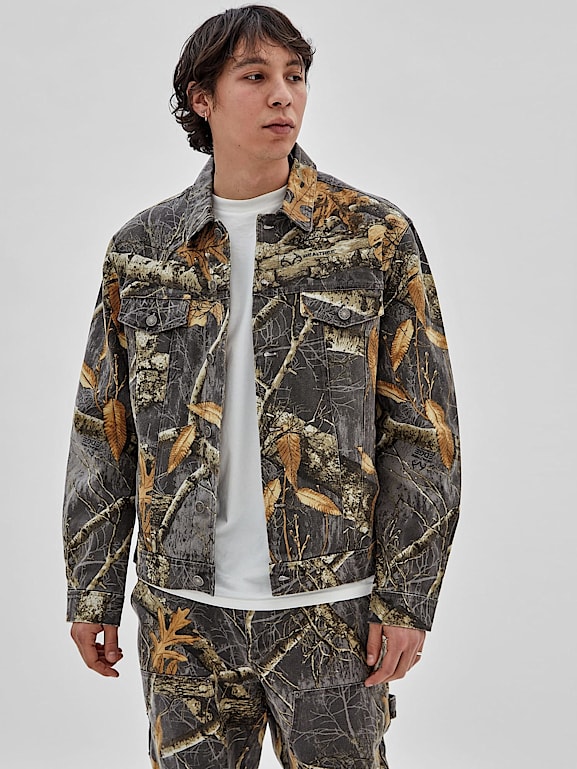 GUESS Chaqueta acolchada con capucha y estampado de camuflaje para hombre