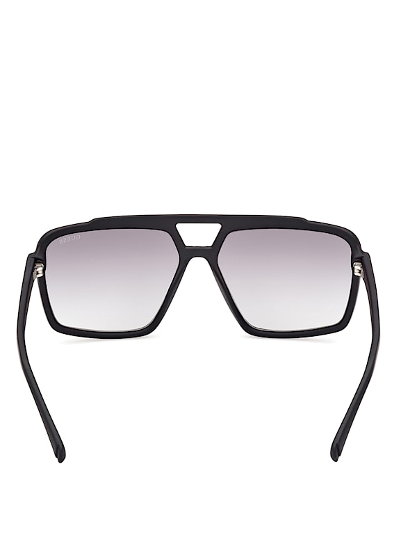 GUESS® Metal Trim Plastic Navigator Sunglasses