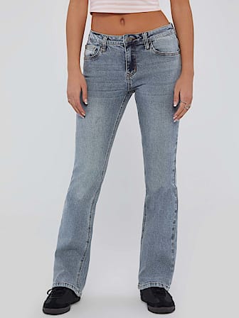 Слегка расклешенные джинсы с завышенной талией