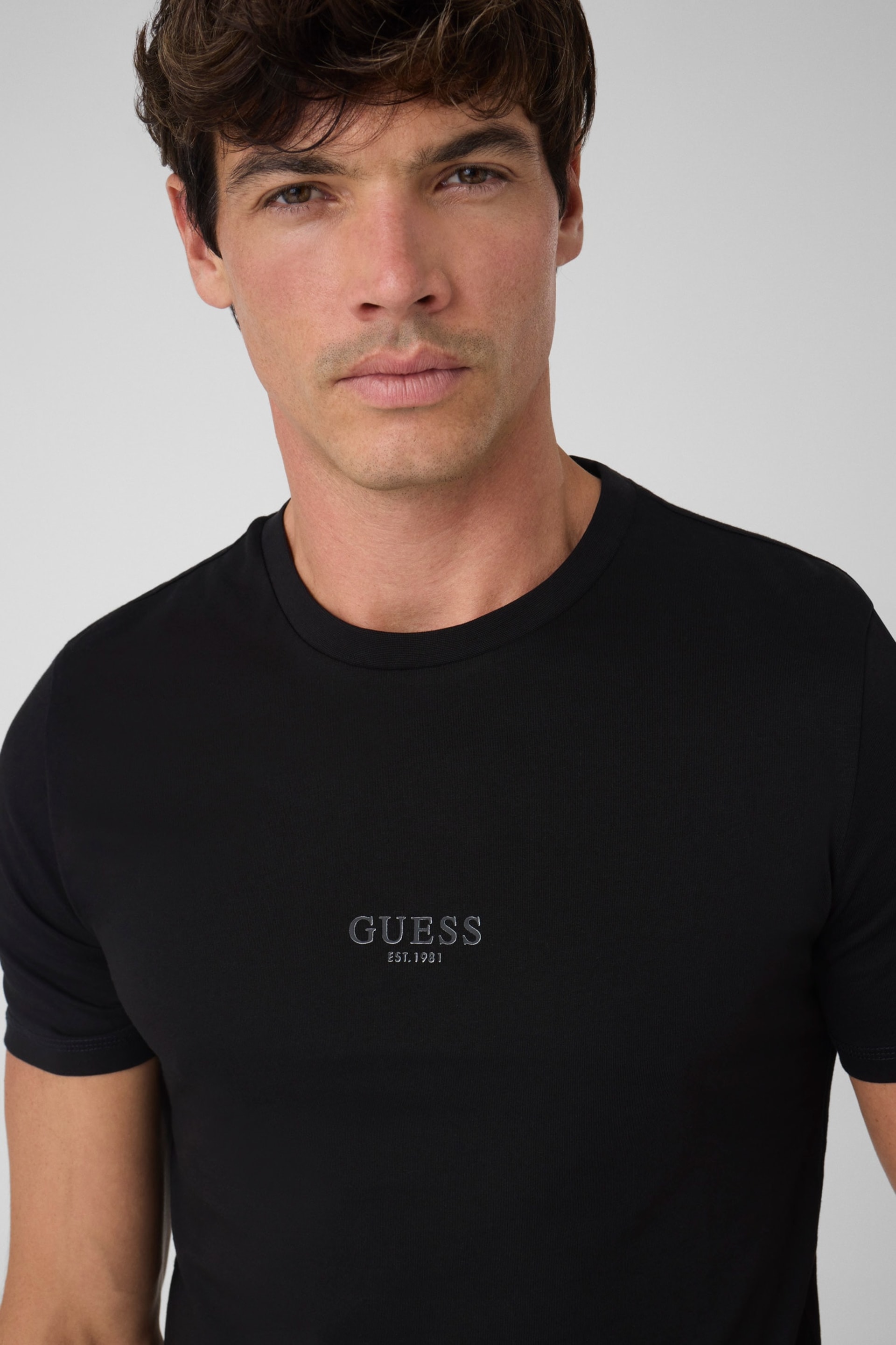 t＊ページ GUESS® Küçük logolu t-shirt Erkek