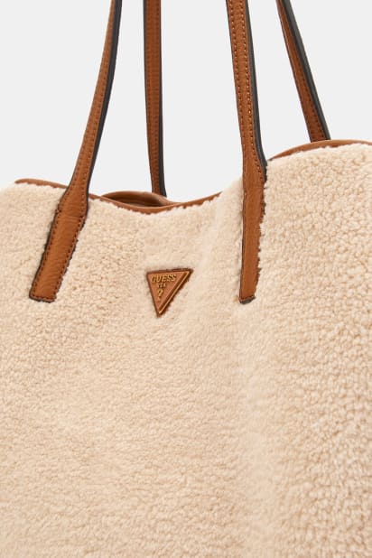 Victtoria yapay kürk shopper çanta Kadın | GUESS® Geçmiş Koleksiyonlar