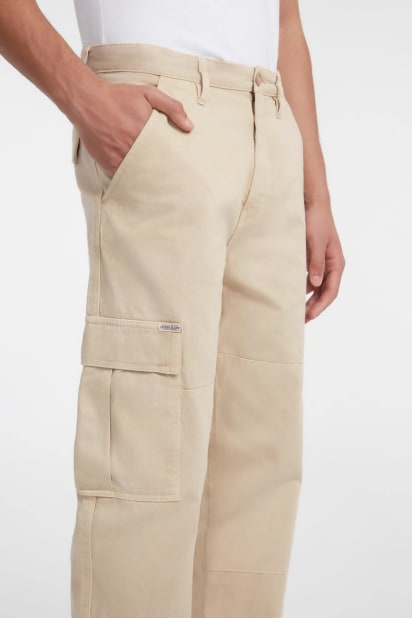 【ベージュ(A117)】GUESS JEANS カーゴチノパンツ (M)Cargo Chinos Cargo Chinos Men | GUESS Jeans®