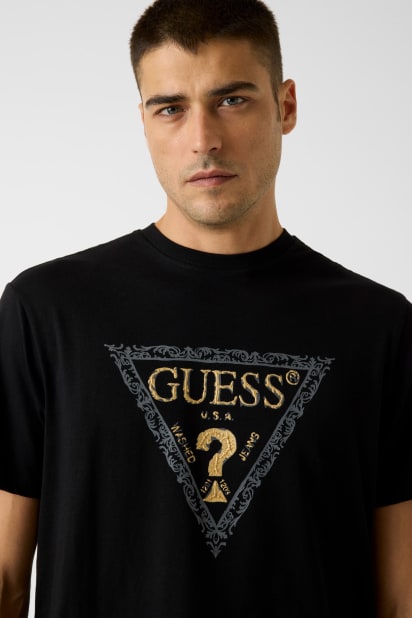 Üçgen logolu tişört Erkek | GUESS® Geçmiş Koleksiyonlar