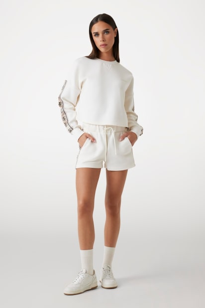 GUESS® Yan logolu şort Kadın