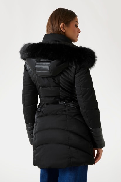GUESS® Suni kürk kapüşonlu şişme mont Kadın