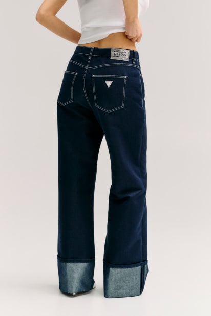 GUESS® Jeanlerini paçalarını kıvırarak giy Kadın