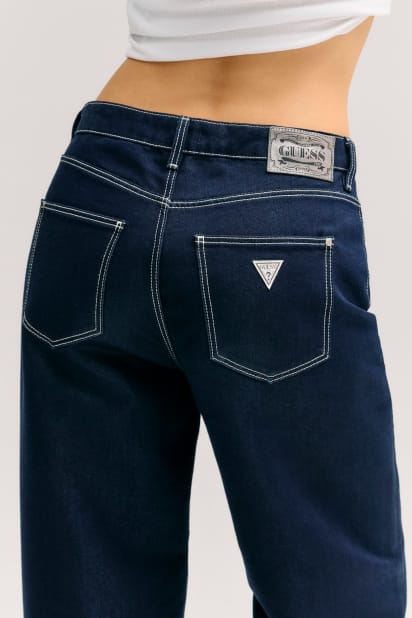 GUESS® Jeanlerini paçalarını kıvırarak giy Kadın