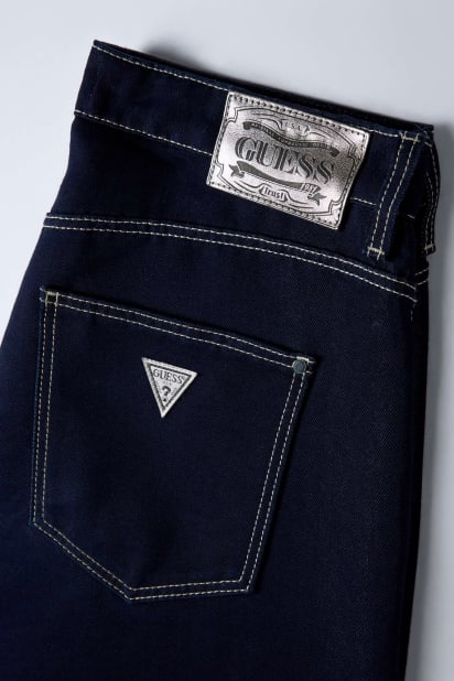 トランプ Fontaine GUESS GUESS® Jeanlerini paçalarını kıvırarak giy Kadın