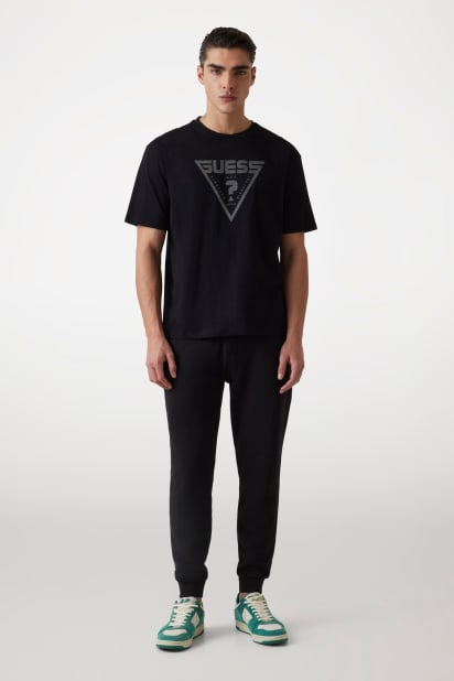 GUESS® Üçgen logolu tişört Erkek