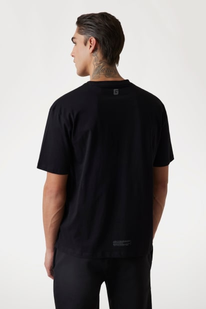 GUESS® Üçgen logolu tişört Erkek
