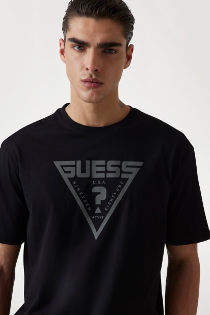 GUESS® Üçgen logolu tişört Erkek