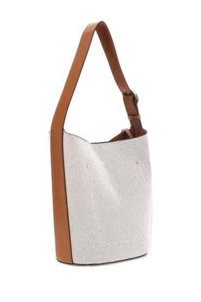 【ナチュラル(NRC)】GUESS ショルダーバッグ (W)NICOLETTE Large Bucket Bag GUESS® Nicolette Canvas Large Bucket Bag