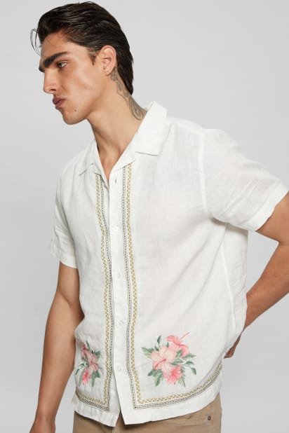 【ホワイト(PWMU)】GUESS 半袖シャツ (M)Crochet Resort Shirt GUESS - 【ホワイト(PWMU)】GUESS 半袖シャツ (M)Crochet Resort Shirt