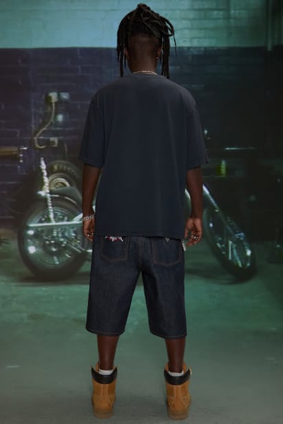 GUESS® HARDSTONE Cross Tee