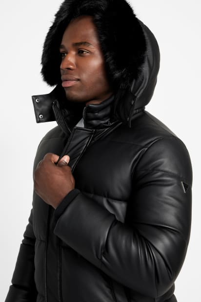 GUESS ブラックのプファージャケット Guess（ゲス）の「STRETCH Pu Leather Puffa Jacket ジャケット