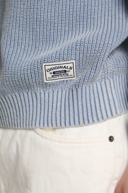 【ライトブルー(G7L2)】GUESS トップス(W)Eco Logo Sweater GUESS - 【ライトブルー(G7L2)】GUESS トップス(W)Eco Logo Sweaterの