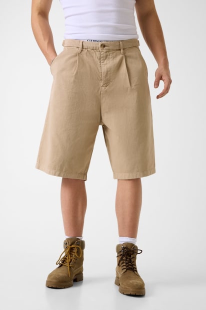 GUESS® Baggy pleated shorts