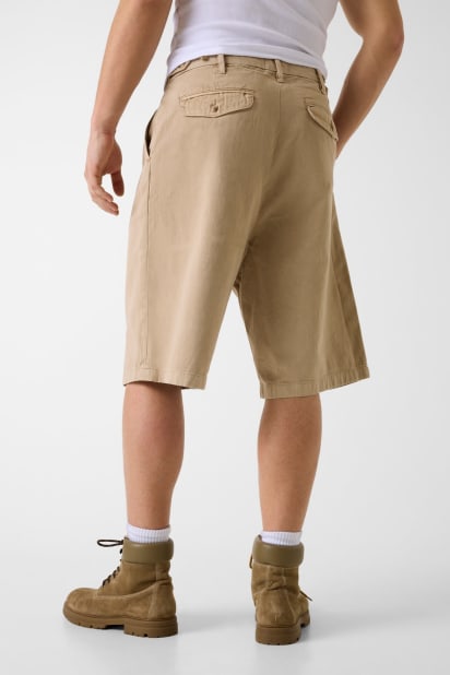 GUESS® Baggy pleated shorts