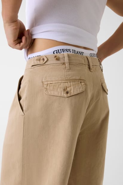 GUESS® Baggy pleated shorts
