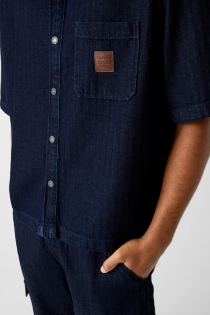 GUESS® Oversize cropped shirt