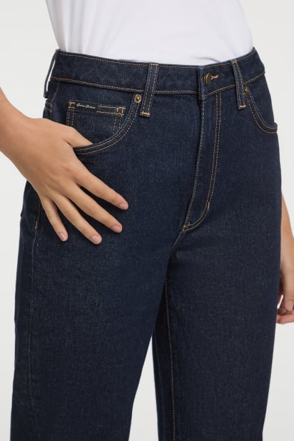GUESS® G06 Mom Jeans