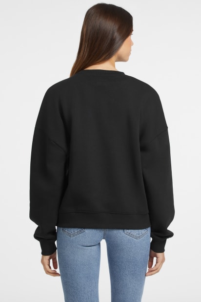 ゆき  GUESS® Oversized Iconic Sweatshirt