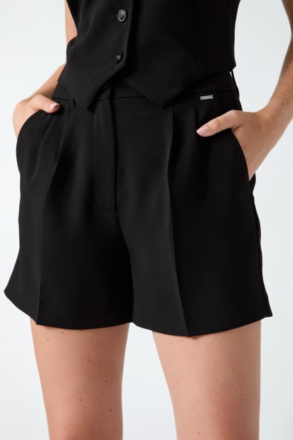 GUESS® Creponne shorts