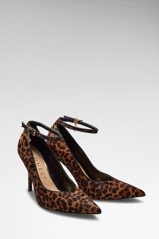 Nadeea Cuero Genuino Court Shoes