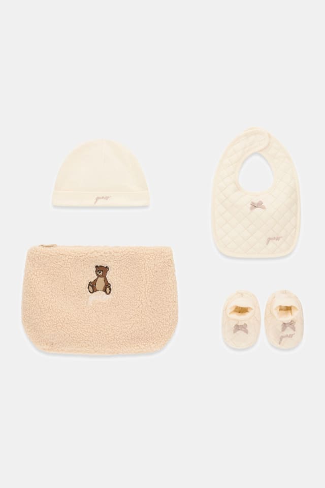 Conjunto de chapéu, babador, sapatinhos e bolsa