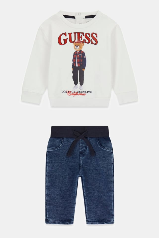 Conjunto de moletom e jeans
