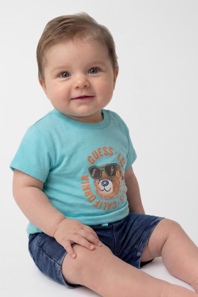 Conjunto de camiseta e shorts jeans