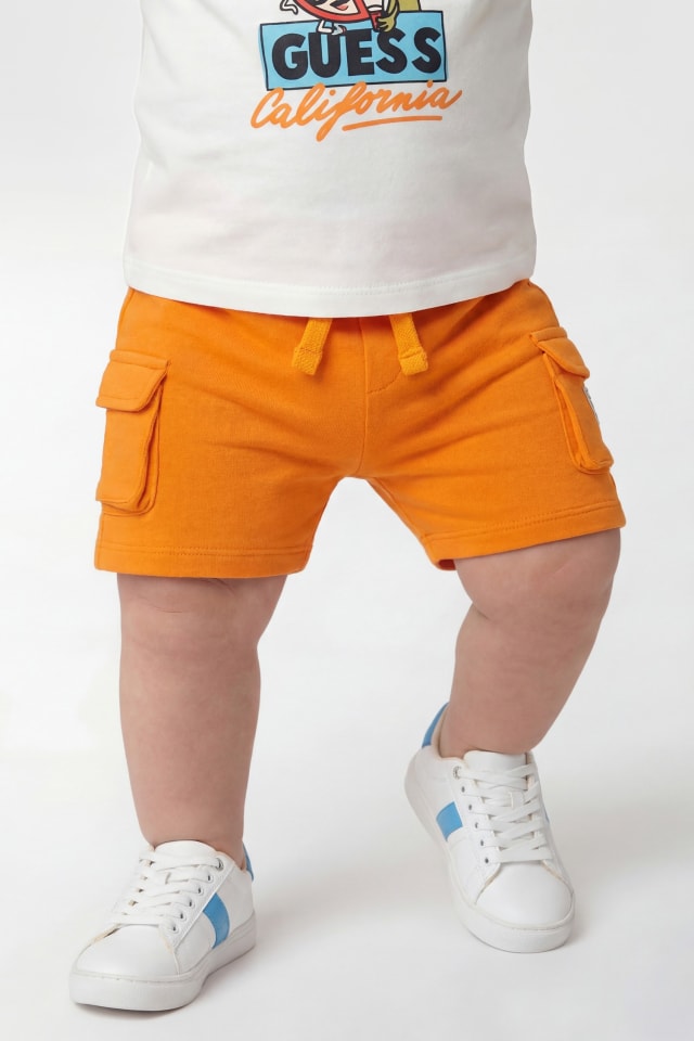 Conjunto de camiseta e calções cargo