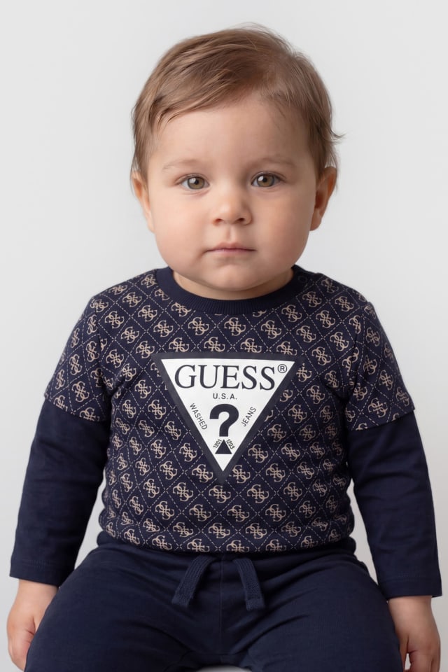 Conjunto de camiseta e calças