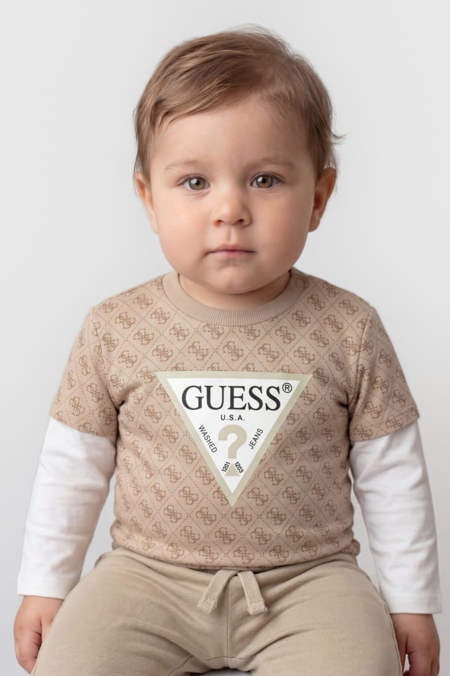 Conjunto de camiseta e calças