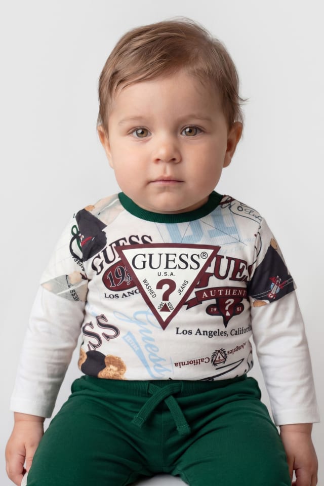 Conjunto de camiseta e calças