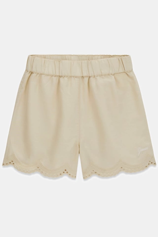 Shorts com ilhós