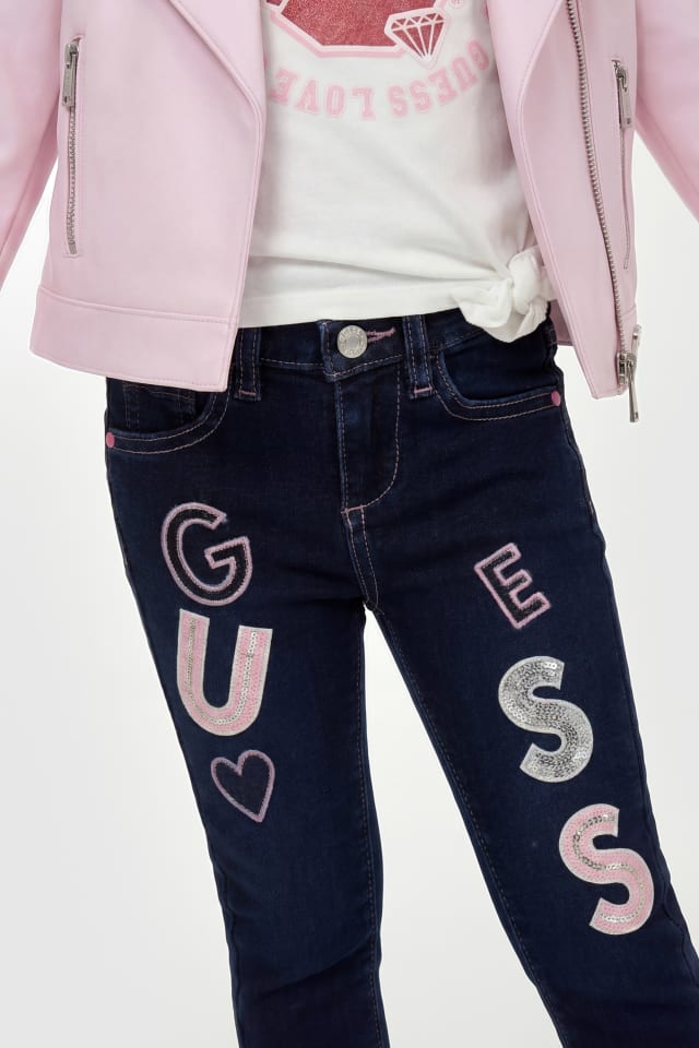 Jeans skinny con parche de logo