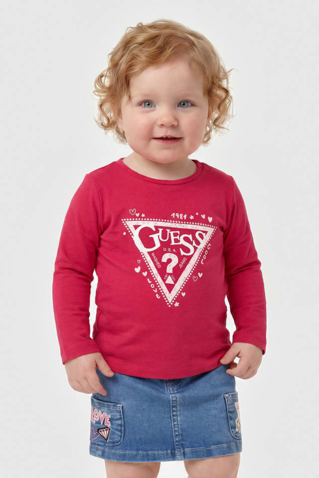 Camiseta com logo de triângulo