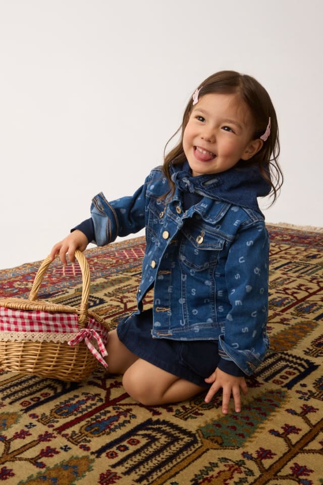 Chaqueta vaquera con logo estampado por completo