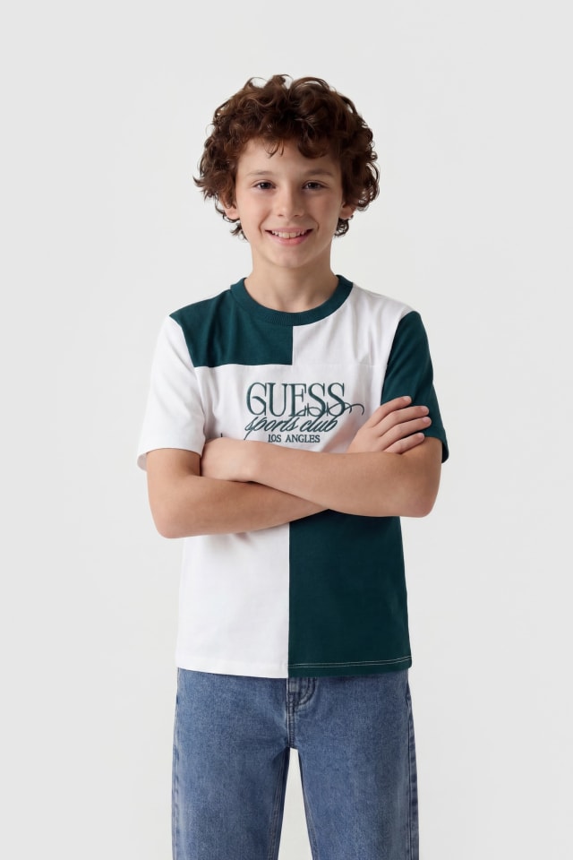 T-shirt com logo bordado