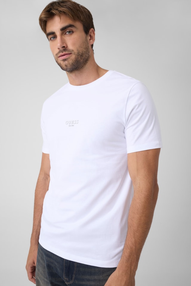 T-shirt com logo pequeno